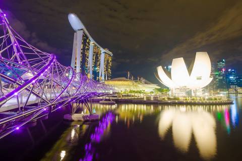 带滨海湾酒店夜景的新加坡港口
