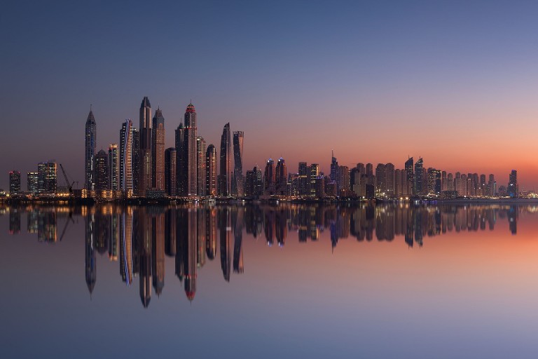 Hochh&auml;user in Dubai vom Wasser aus bei Sonnenuntergang