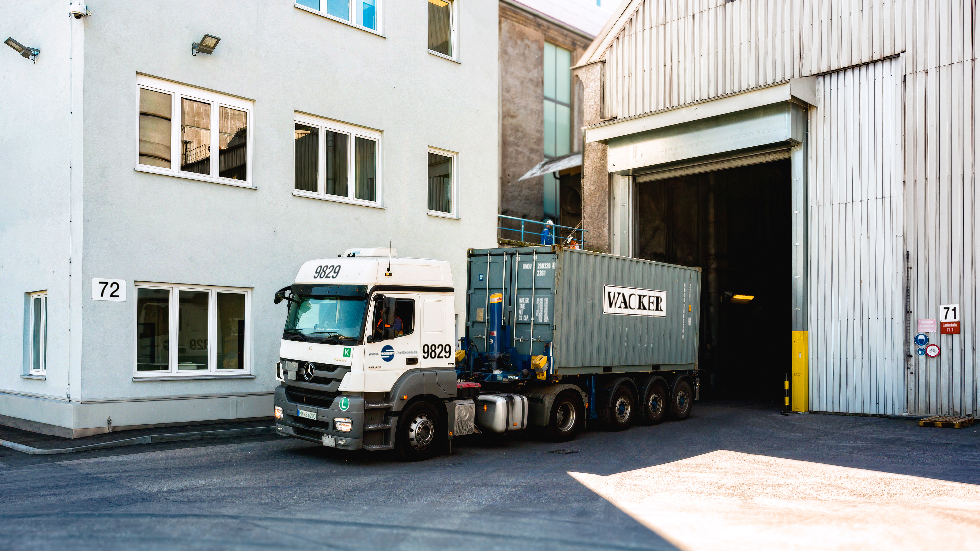 Ein Lkw mit der Aufschrift "WACKER" bei der Anlieferung.