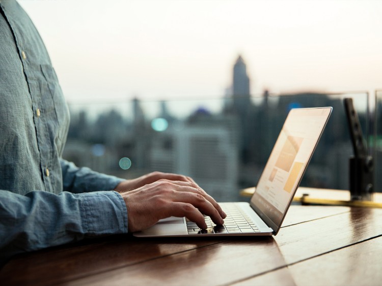 H&auml;nde tippen auf einem Laptop