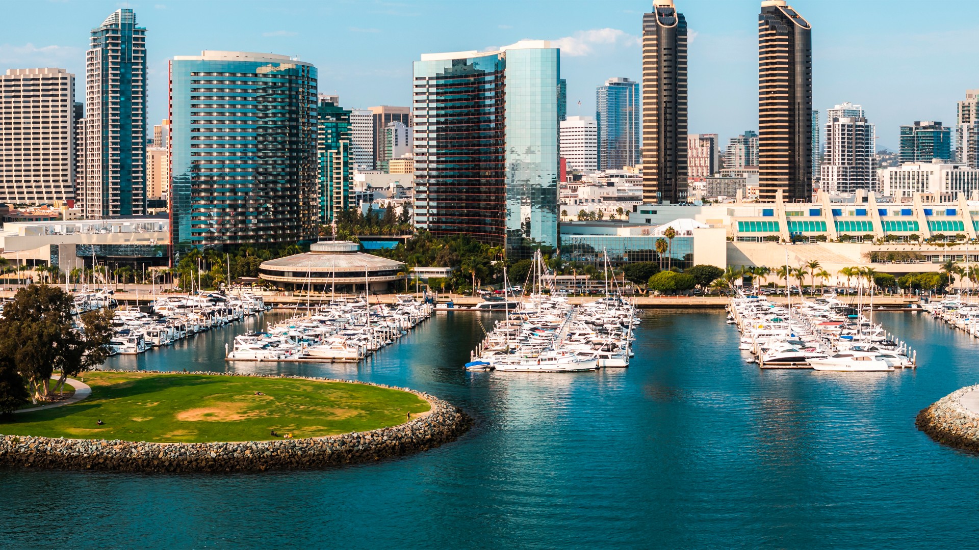 Der Hafen von San Diego mit Hochh&auml;usern im Hintergrund