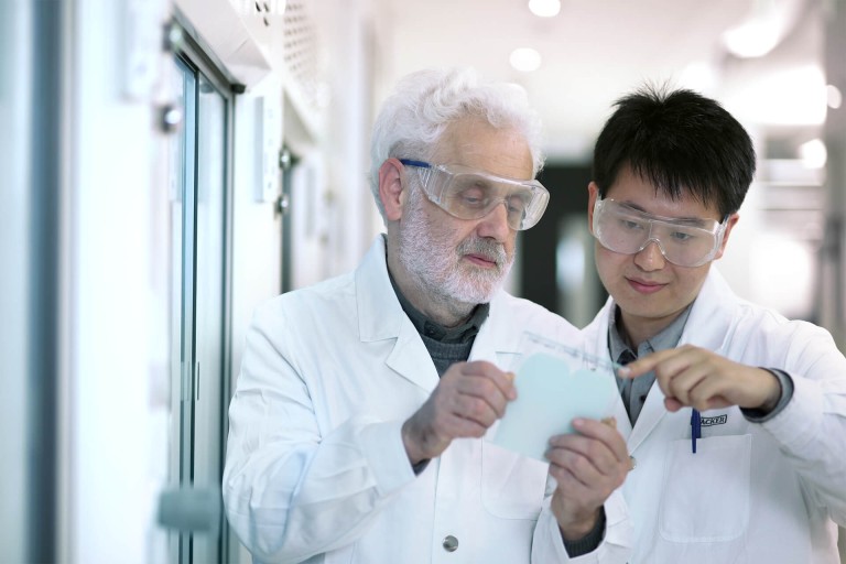 Zwei Forscher mit Schutzbrillen analysieren eine Substanz