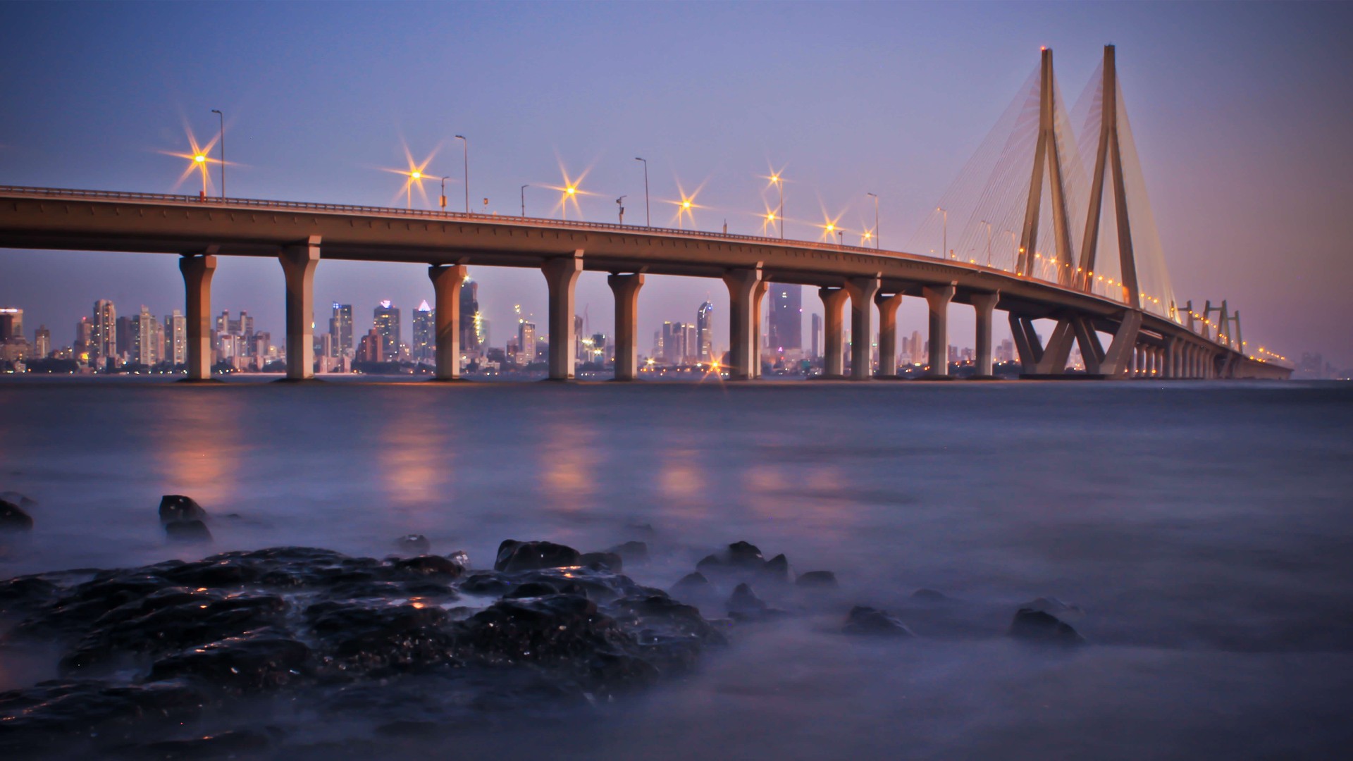 Br&uuml;cke in Mumbai in Abendd&auml;mmerung