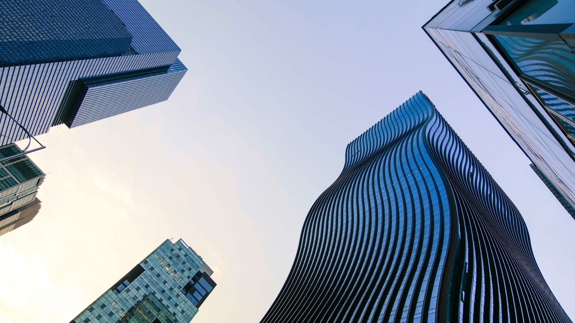 Hochh&auml;user in Seoul von unten fotografiert