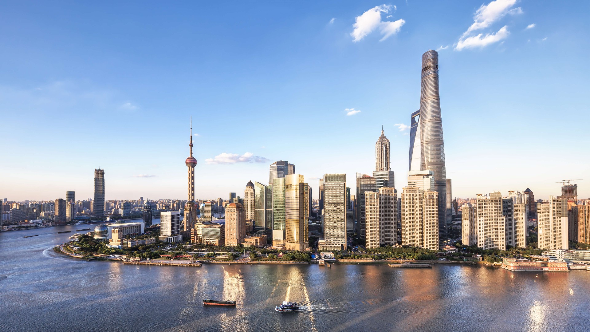 Blick auf Shanghai vom Wasser aus