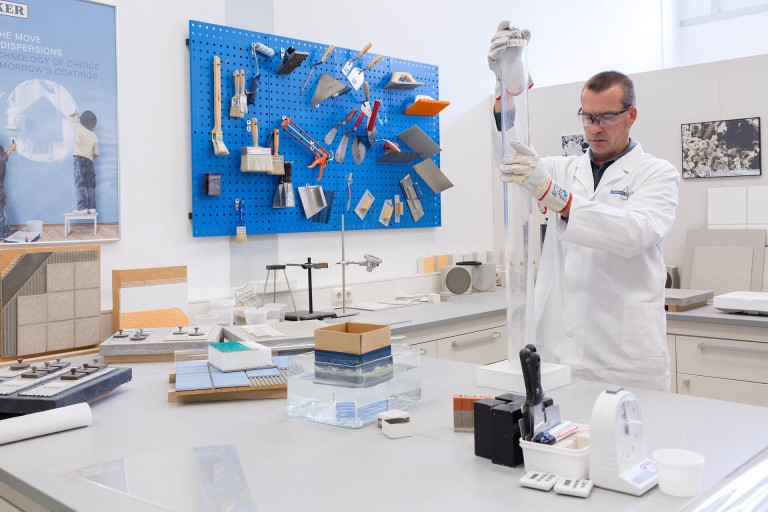 Mann im Labor f&uuml;hrt einen Versuch durch