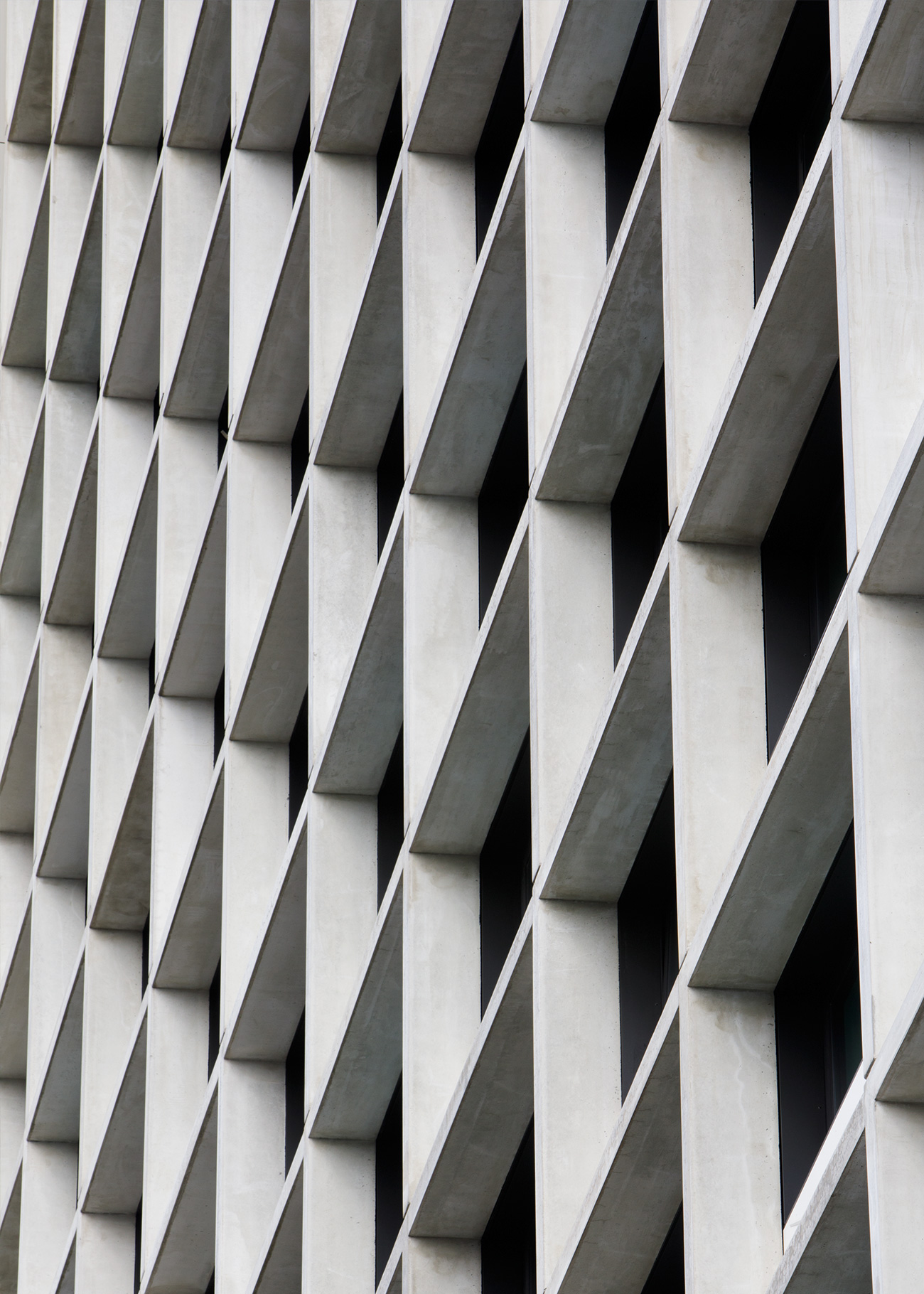 Nahaufnahme eines Hochhauses der Olympiabauten