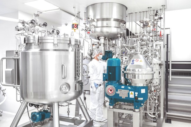 Wacker Biotech uses stainless steel tanks, called fermenters, to apply biotechnology methods that induce bacteria, in this case modified strains of E. coli, to produce the desired pharmaceutical proteins. The strict quality control to which these pharmaceutical active ingredients are subject extends to the filling process. 