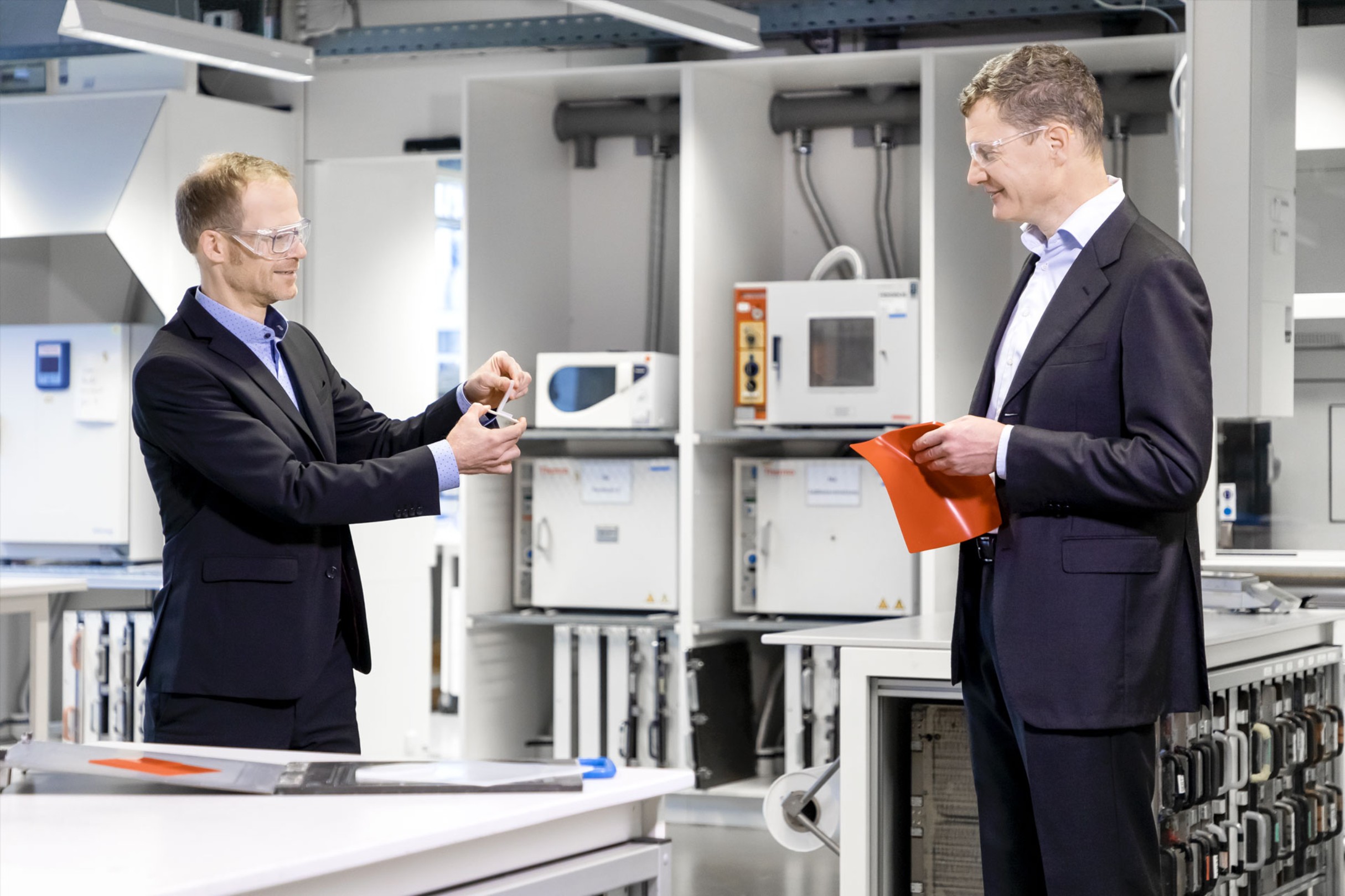 Dr. Florian Liesener (on left) and Dr. Ulrich Frenzel from WACKER’s Application Technology. 