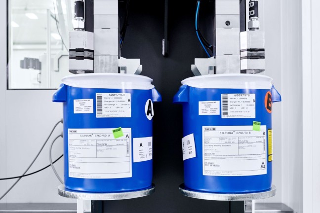 生产所需的双组分液体硅橡胶由这些直接放置在加工设备旁备用的原料容器输送。 