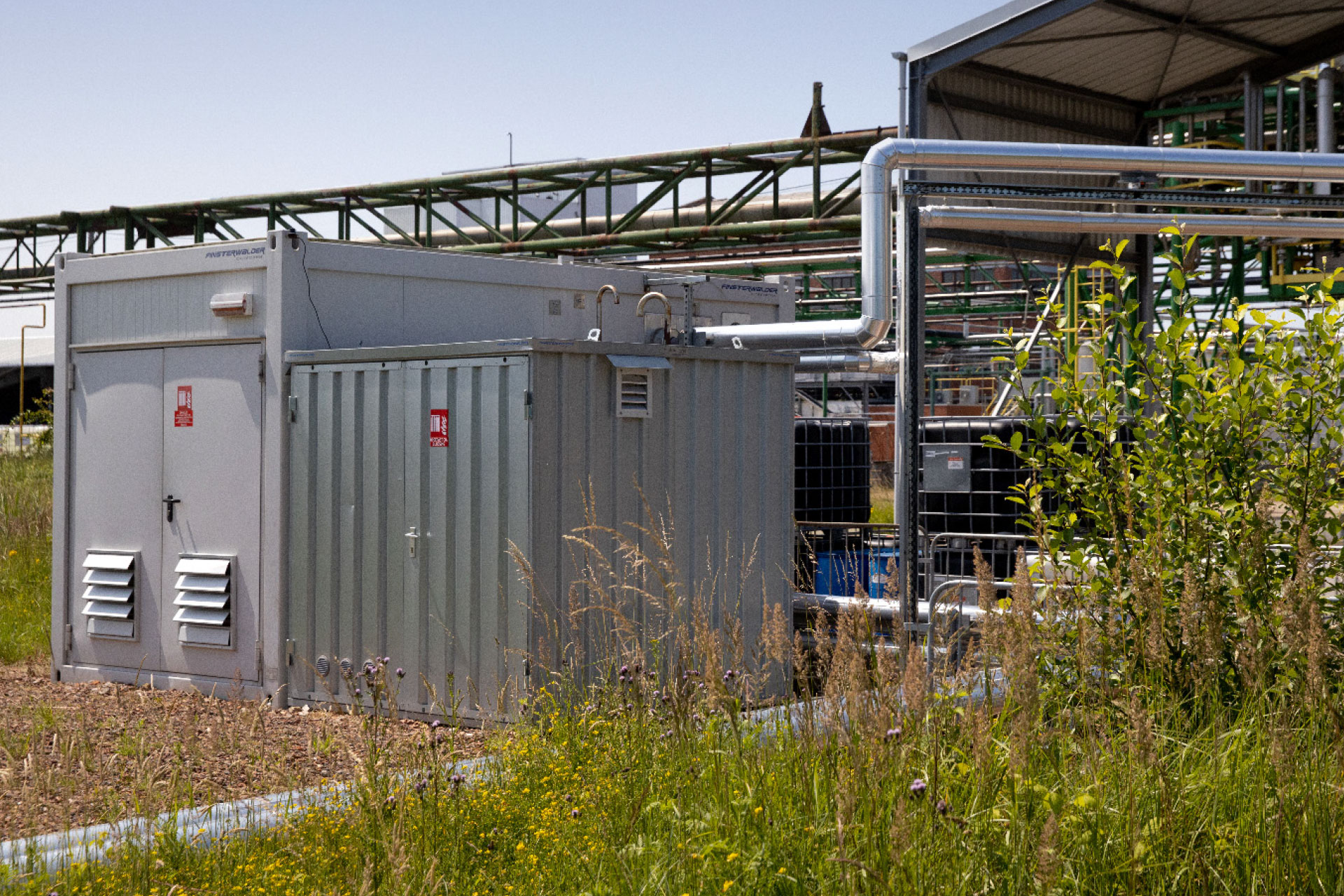 位于比利时奥斯坦德的聚光太阳能热发电场的超压设备：之所以配备这一设备，是因为使用的导热油的体积在使用过程中会随着温度的升高而膨胀。 