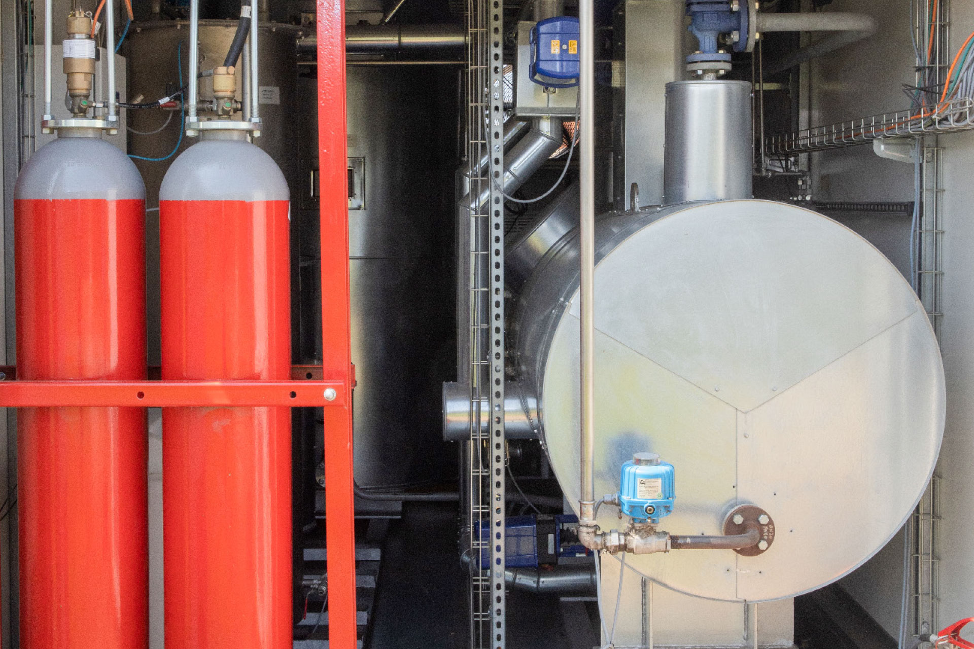 Right: the overpressure system’s expansion tank, which receives the fluid as its volume grows. Left: a protective blanket consisting of an inert gas such as nitrogen, which keeps the fluid from boiling and prevents air from entering the process plant. 
