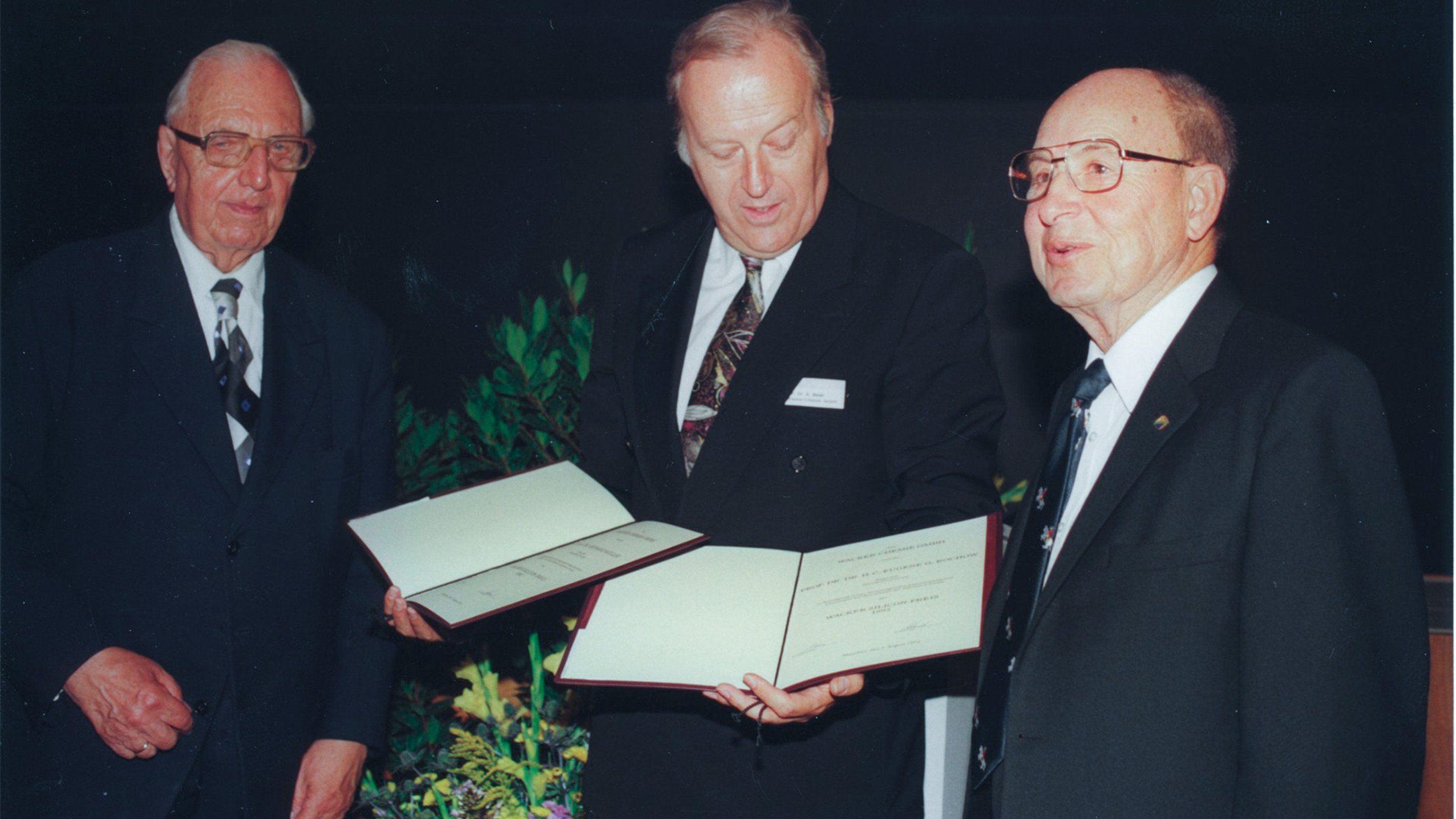 Dr. Stroh (center) presented the WACKER Silicone Award to Prof. Müller (left) and Prof. Rochow (right) in 1992.