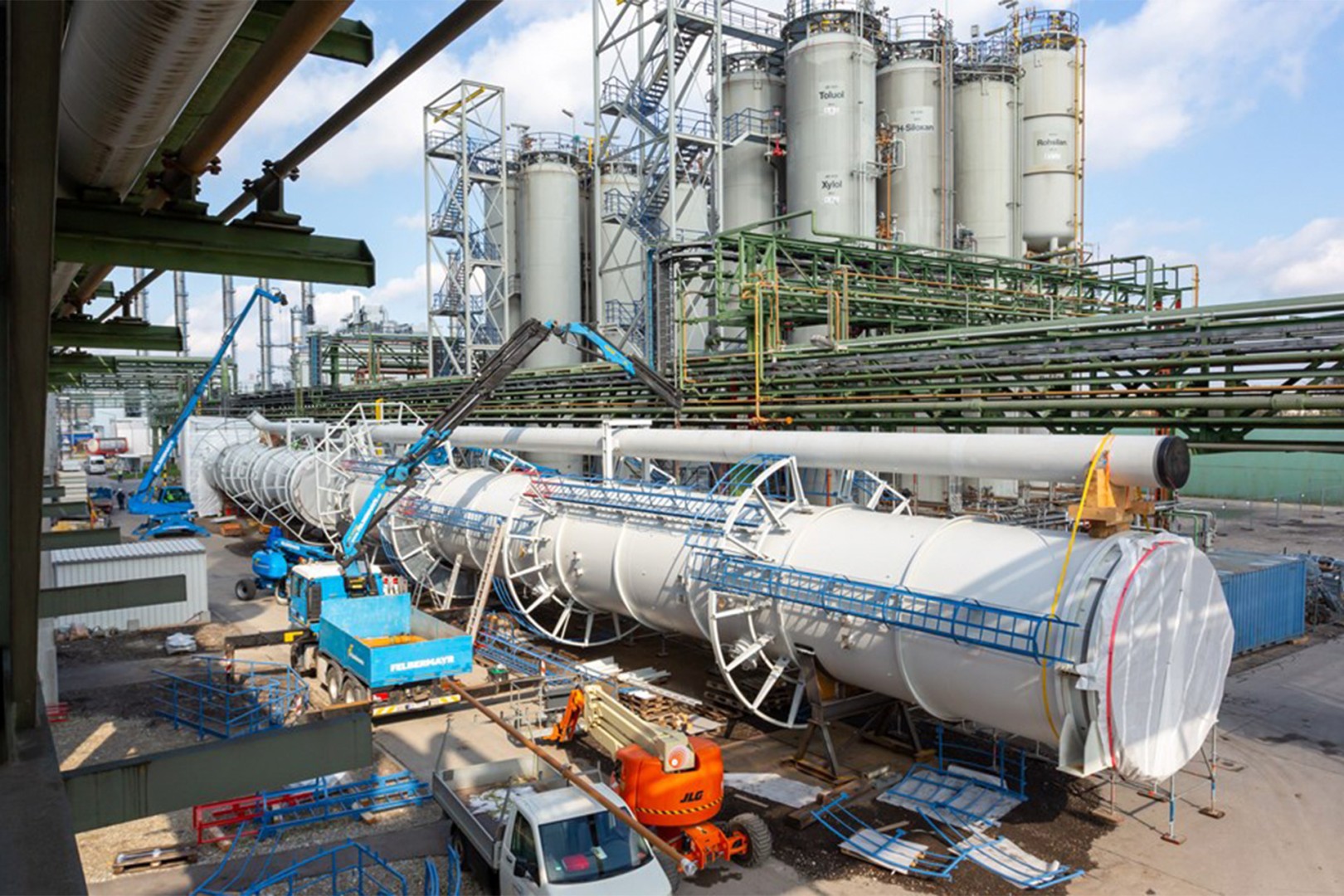 Silane distillation column of Burghausen’s integrated siloxane production plant
