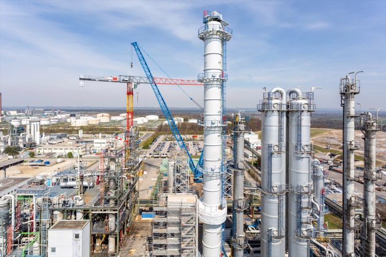 Destillationskolonne im Burghauser Siloxanverbund