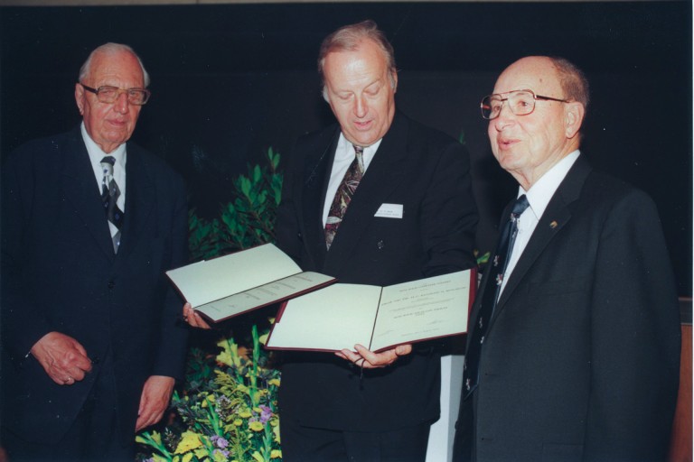 &Uuml;bergabe des WACKER-Siliconpreises 1992 durch Dr. Stroh (Mitte) an Prof. M&uuml;ller (li.) und Prof. Rochow.