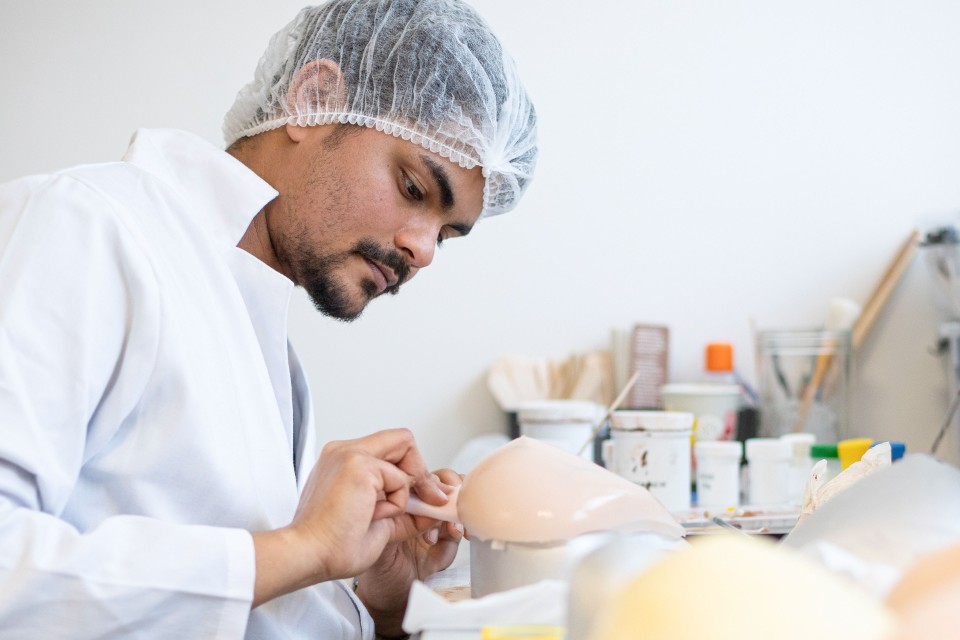 A glimpse of the production facilities: silicones are the secret to the success enjoyed by Newteam Medical’s attractive breast prostheses. 
