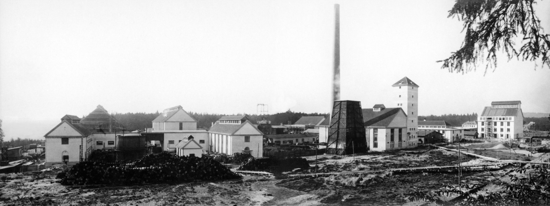 1917: In den Aufbaujahren bestand das Werk Burghausen im Wesentlichen aus Acetonbetrieb, Quecksilberoxid-Elektrolyse, Hauptgebäude, Werkstätten und dem Kesselhaus.