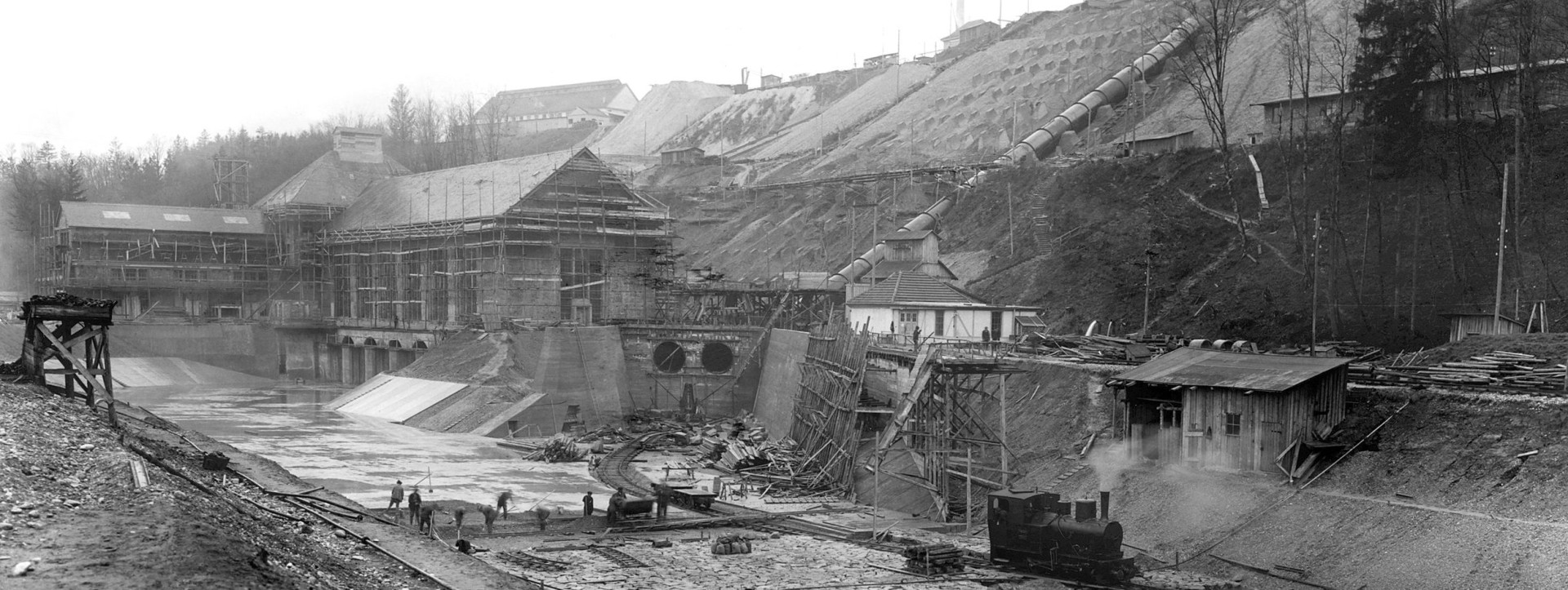 Construction of the Alzwerke hydroelectric facility in Burghausen: Alexander Wacker’s vision of chemical production with hydro-electric power was implemented in his own plants.