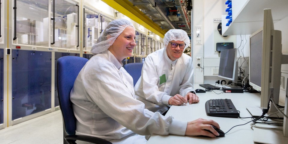 Michaela Waldhör (left) is the assistant shift leader in Poly Cleaning in Burghausen. Right: Armin Sandner, production manager for Semiconductor Poly.