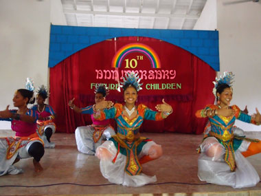Zur Zehn-Jahres-Feier hatten Schülerinnen einen singhalesischen Tanz einstudiert. 