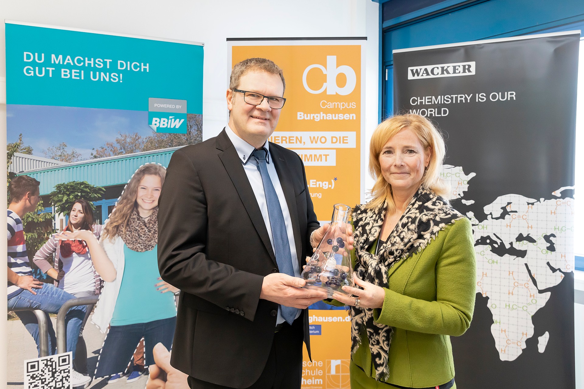 Richard Stubenvoll, Gesch&auml;ftsf&uuml;hrer des BBiW, &uuml;berreichte anl&auml;sslich der &Uuml;bergabe der neuen Labore einen symbolischen Erlenmeyerkolben an die Leiterin des Campus Burghausen, Prof. Dr. Britta Bolzern-Konrad.