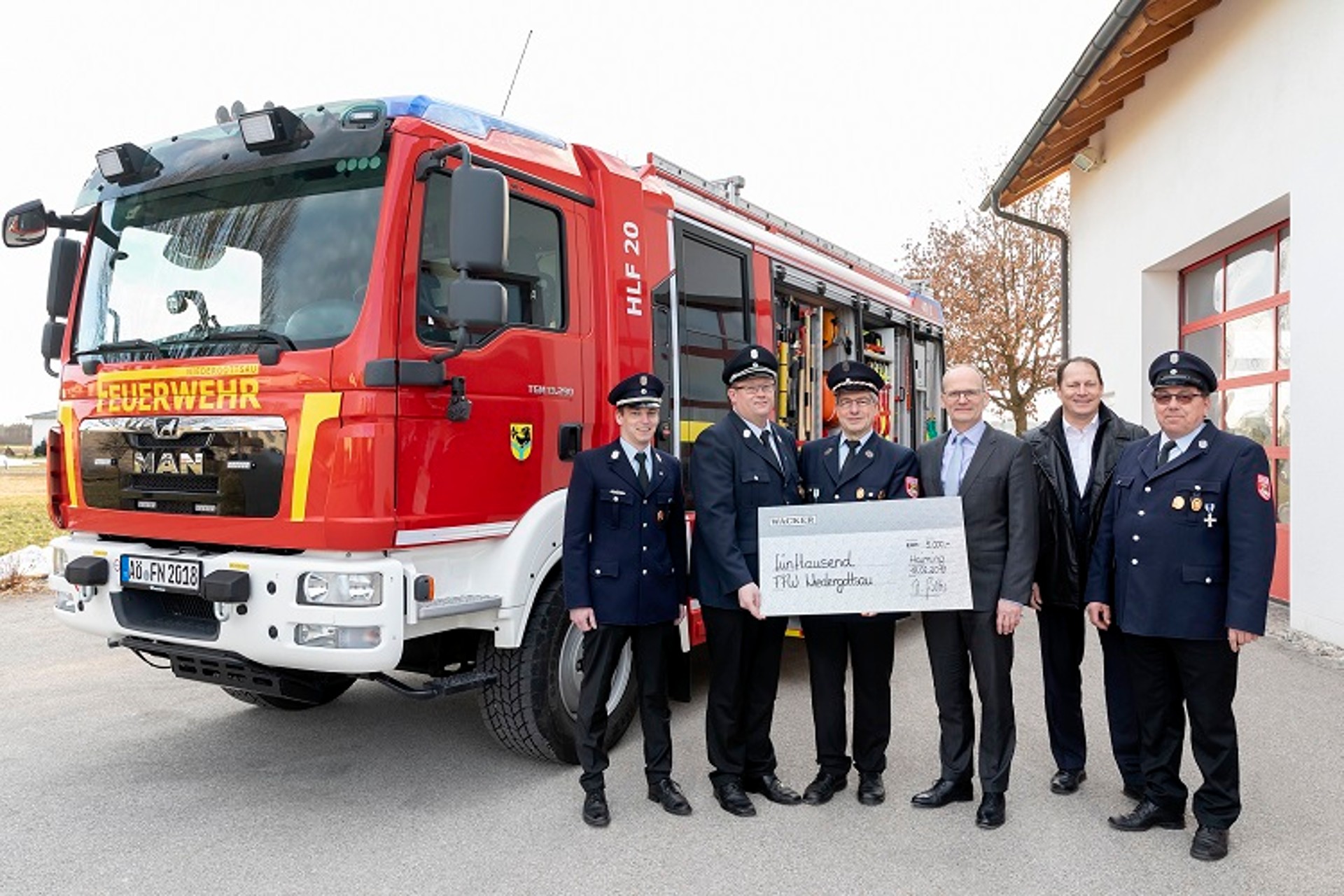 Das neue Einsatzfahrzeug der FFW Niedergottsau konnte mithilfe der WACKER-Spende beschafft werden. (v.l. mittig) Thomas Eckbauer (Kommandant) und Josef Riedhofer (1. Vorstand FFW Niedergottsau) mit WACKER-Werkleiter Dr. Dieter Gilles und Kommunikationsleiter Stephan Haas. 