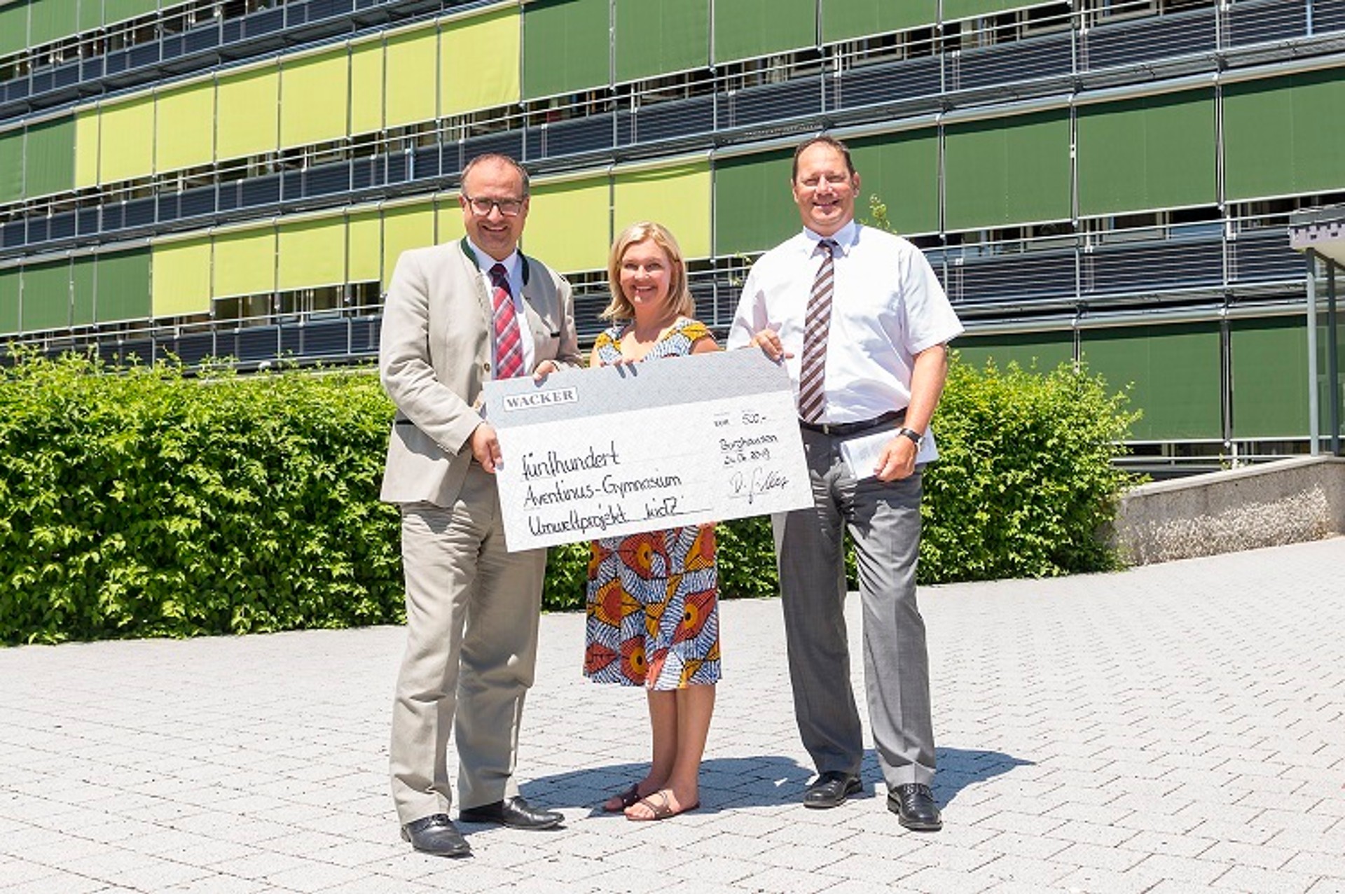 Spenden&uuml;bergabe f&uuml;r das kidZ-Projekt am Aventinus-Gymnasium (v.r.): WACKER Kommunikationsleiter Stephan Haas mit kidZ-Koordinatorin Sigrid Klima sowie Schulleiter Dr. Ulrich Kanz. 