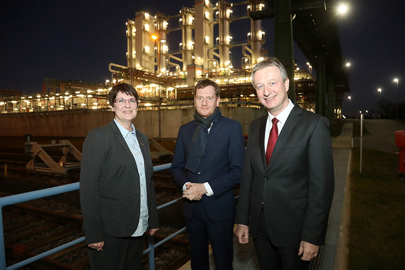 Werkleiterin Jutta Matreux und Vorstand Auguste Willems geben Ministerpräsident Michael Kretschmer eine Übersicht über die Produktionsanlagen für Polysilicium im Werk Nünchritz