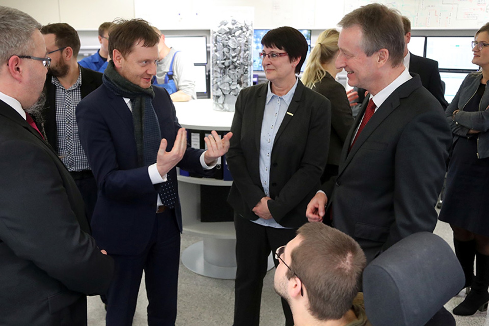 Ministerpr&auml;sident Michael Kretschmer im Gespr&auml;ch mit Werkleiterin Jutta Matreux und WACKER-Vorstand Auguste Willems 