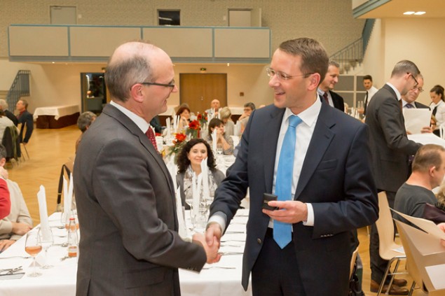 Vorstand und Arbeitsdirektor Dr. Christian Hartel (rechts) gratuliert Werkleiter Dr. Dieter Gilles (links) zum 25-jährigen Dienstjubiläum.