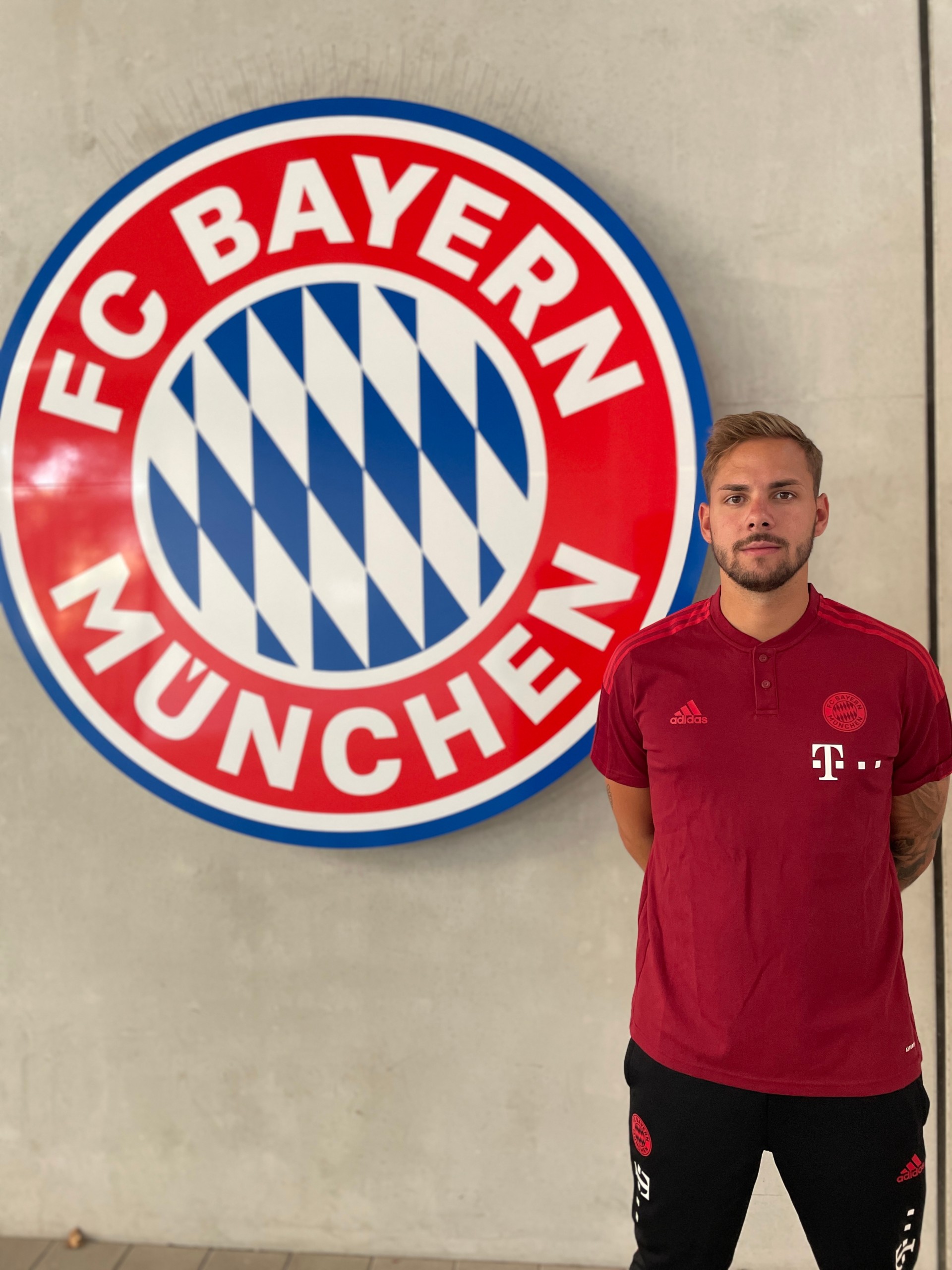 Sebastian Wei&szlig; vor FC Bayern Logo