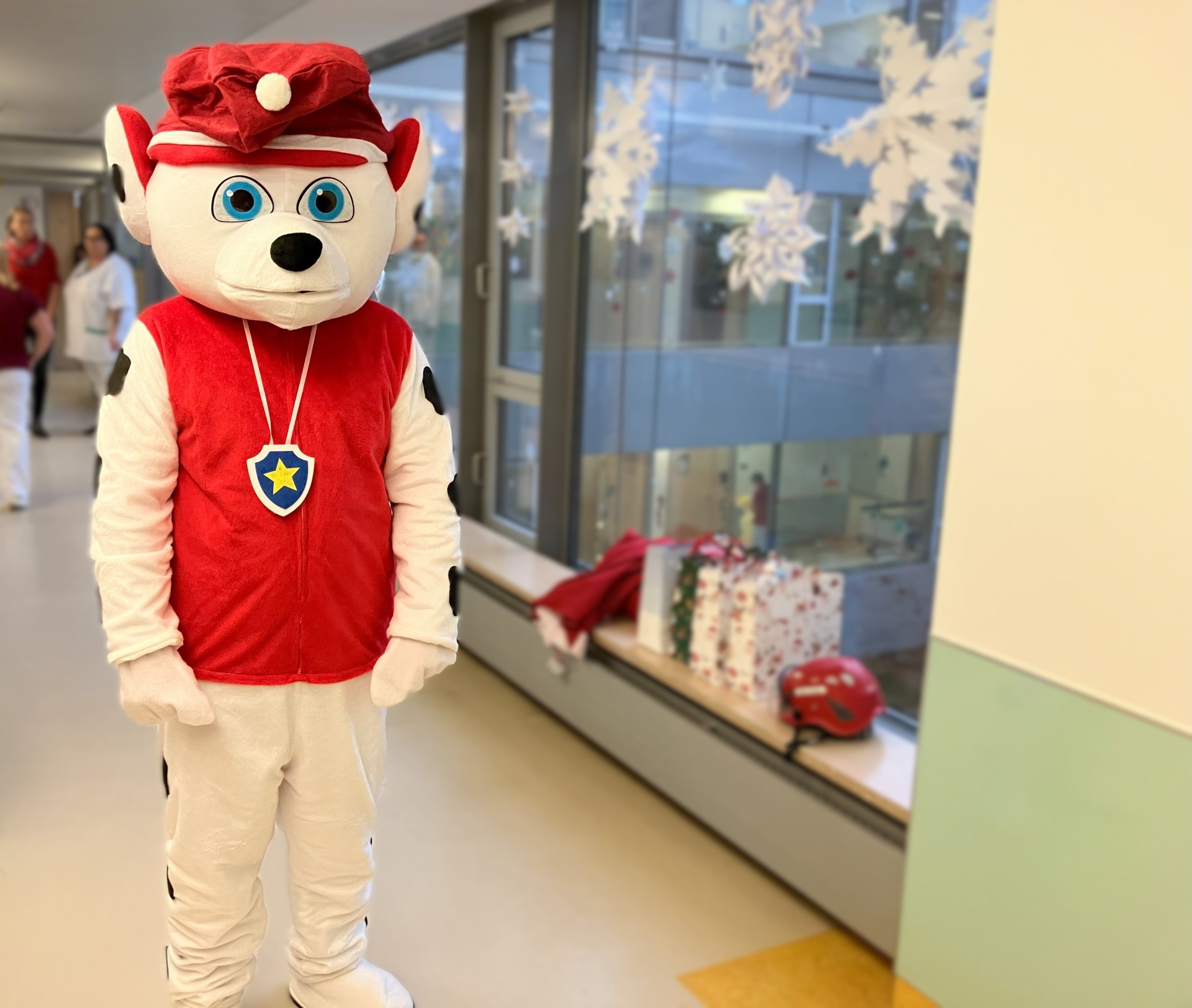 Mitarbeiter in Superhund Kost&uuml;m