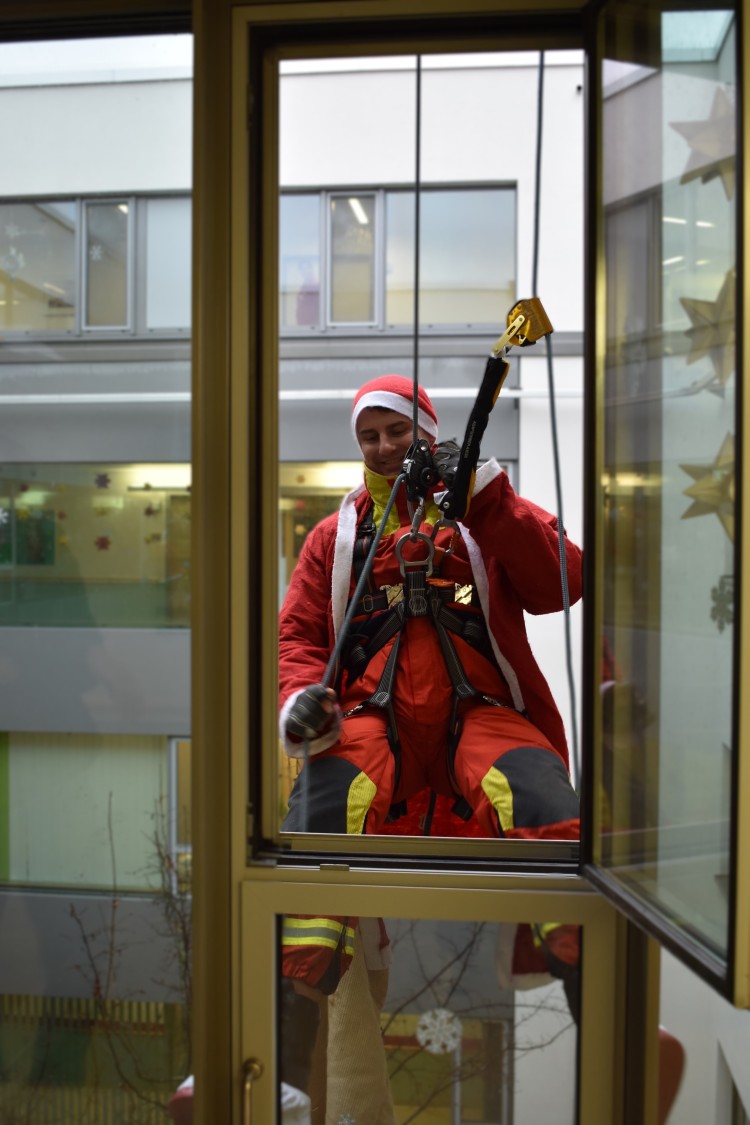 H&ouml;henretter als Weihnachtsmann am Fenster von innen