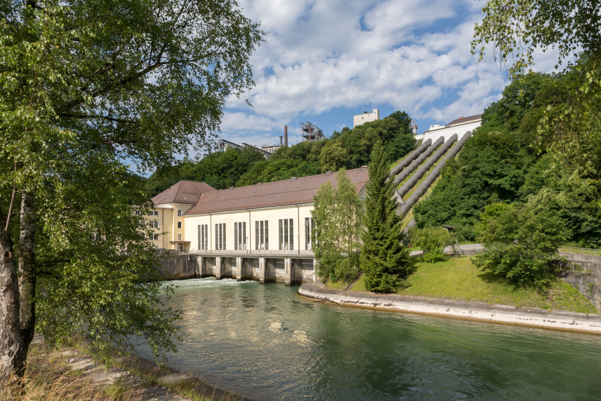 Vom hoch oben an der Hangkante gelegenen Wasserschloss aus schie&szlig;t das Wasser &uuml;ber die f&uuml;nf Fallrohre in die Tiefe. Im Maschinenhaus wird die daraus resultierende Energie dann zur Stromgewinnung genutzt.