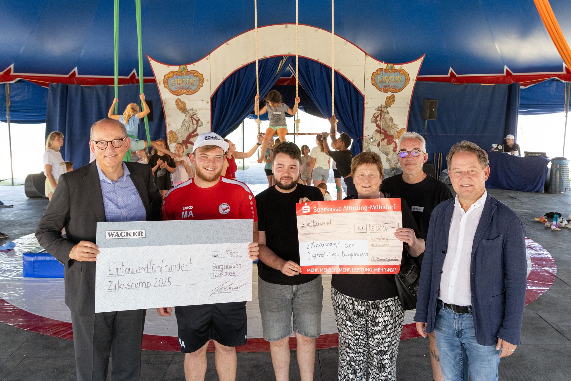 Spendenscheck&uuml;bergabe im Zirkuszelt 