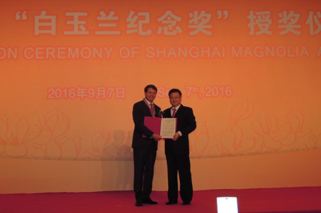 上海市人民政府外事办公室主任张小松向林博颁发白玉兰纪念奖