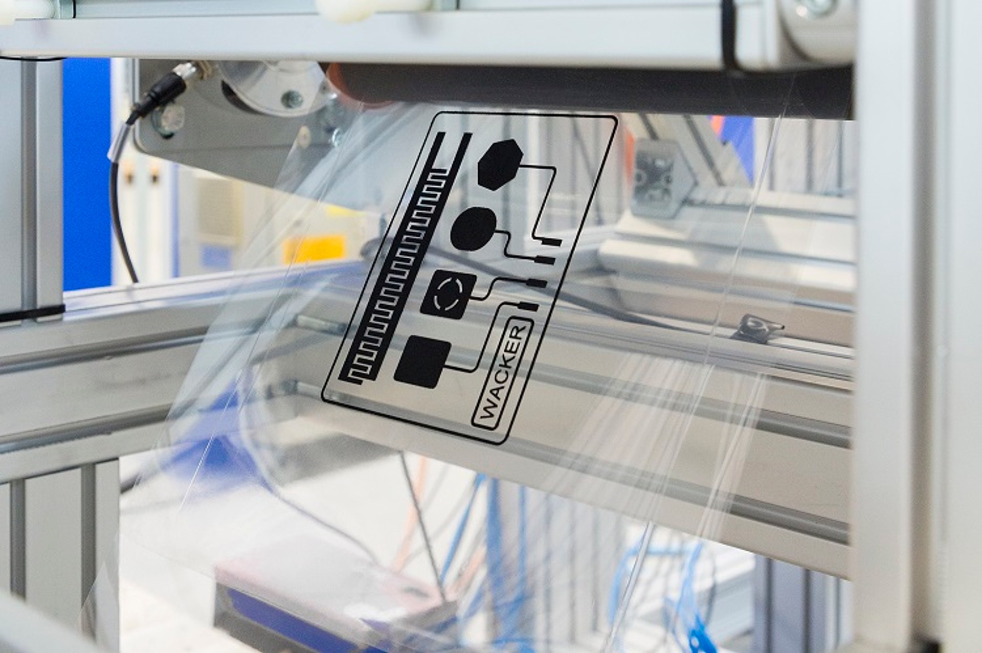 Auf der diesj&auml;hrigen Messe f&uuml;r Kunststoff und Kautschuk K 2019 zeigt WACKER erstmals NEXIPAL&reg;. Die elektroaktiven Siliconlaminate k&ouml;nnen beispielsweise Vibrationen und haptische Signale in Displays erzeugen, die nur mit dem Tastsinn und damit ohne Blickkontakt erkannt werden k&ouml;nnen. 