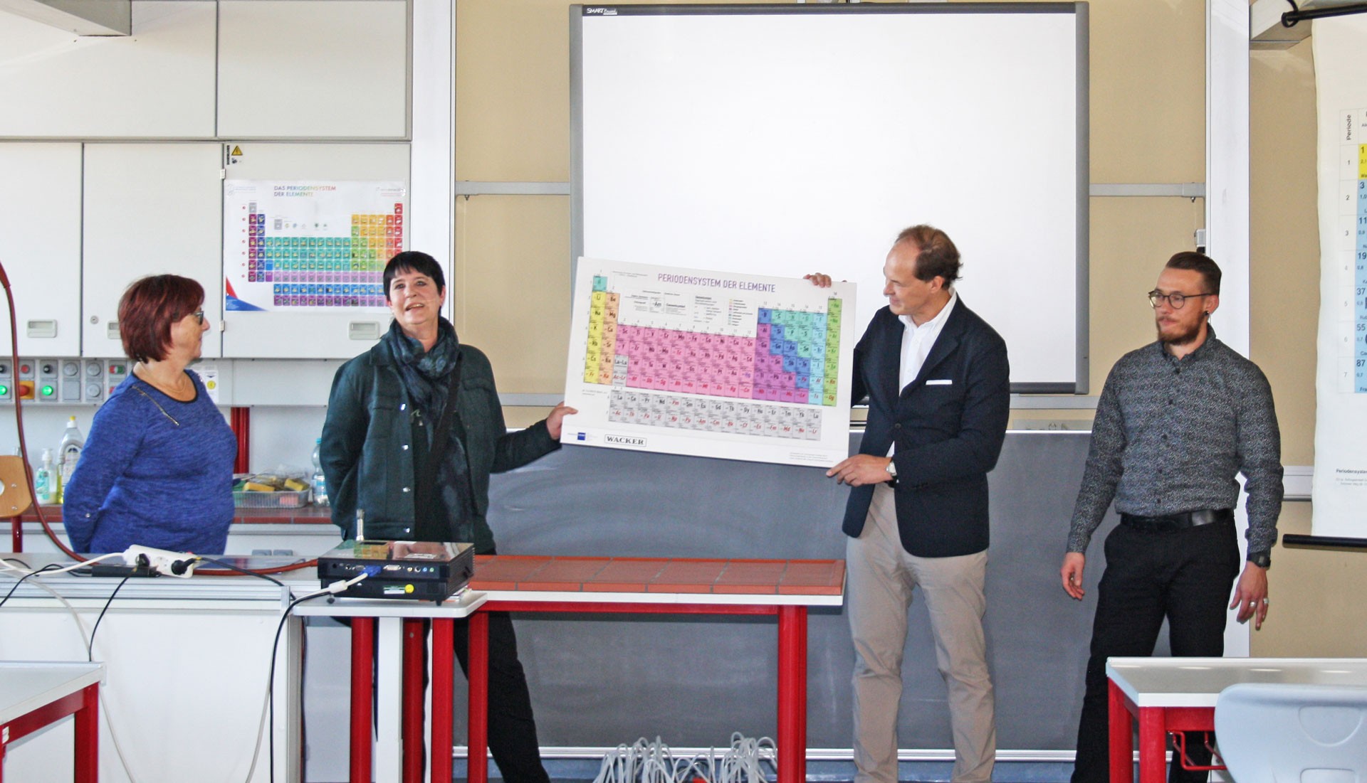 NUN: Da stimmt die Chemie: Unterst&uuml;tzung f&uuml;r einen spannenden Schulunterricht