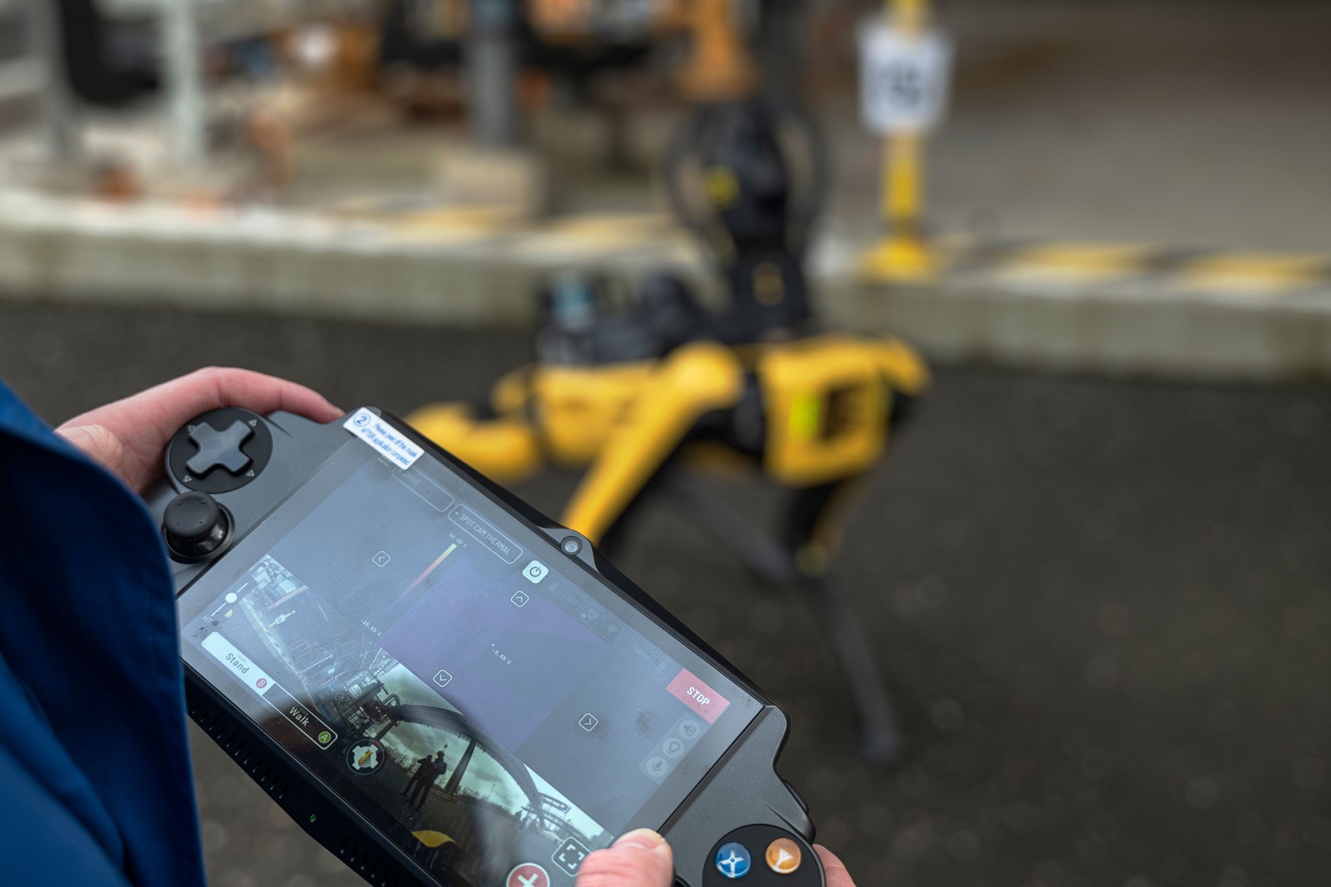 Steuerung des Roboterhundes Spot in unserem Werk in N&uuml;nchritz