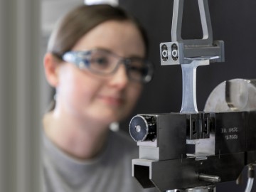 Bondingtest with silicon and polycarbonat in detail